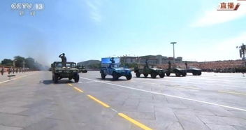 装备方队接受检阅