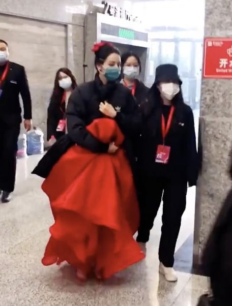 迪丽热巴青涩女大学生模样超迷人