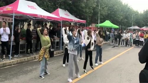 学生们围观讨论嘉豪哥名言