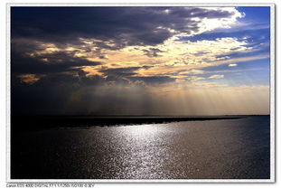 钱塘江罕见‘矩阵潮’，夕阳下潮中‘山峰’连绵起伏宛如仙境