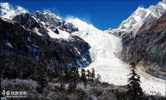 陡峭的雪山山路