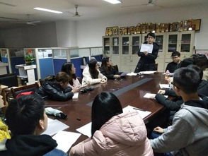 年轻人讨论热点事件