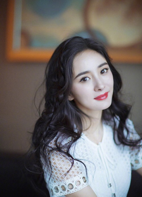 杨幂身着华丽服装出席活动