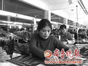 人们围观缝纫机