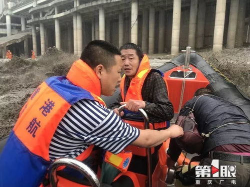 救援人员驾驶冲锋舟救人