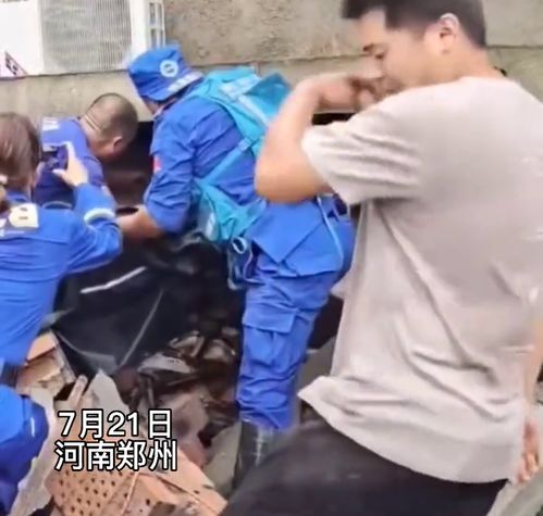 哭泣孩子坐废墟上