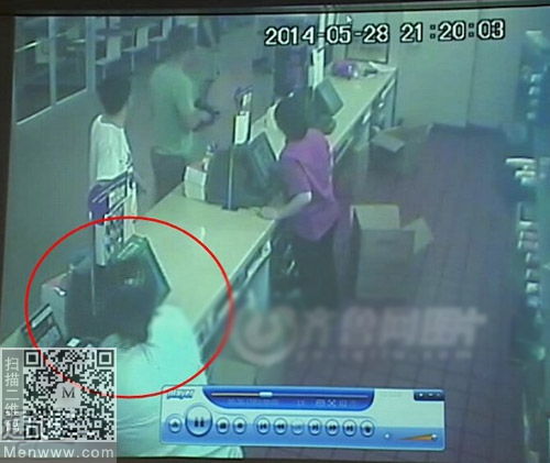 女子麦当劳打骂他人叫嚣认识警察，警方：行拘5日！背后真相令人咋舌