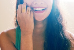 美美Sunday自信微笑照片