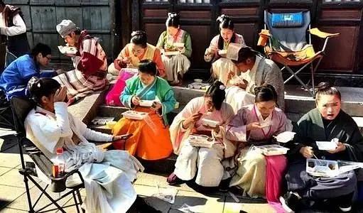 人们对轿夫服务争论