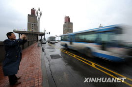 游客在大桥附近拍照留念