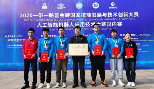 选手们在赛场上认真操作