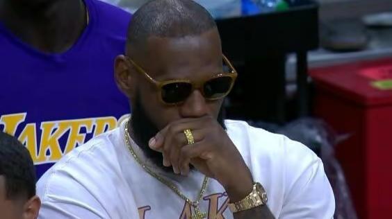 乌克兰官员表情严肃