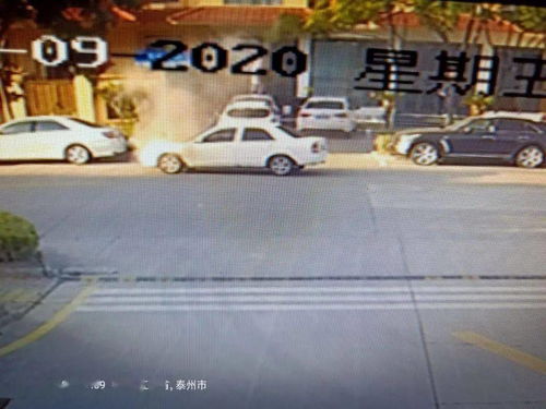 一辆停在加油站旁等待加油的小轿车