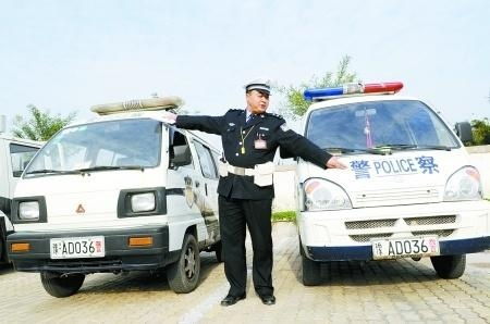 警车阻挡失控汽车