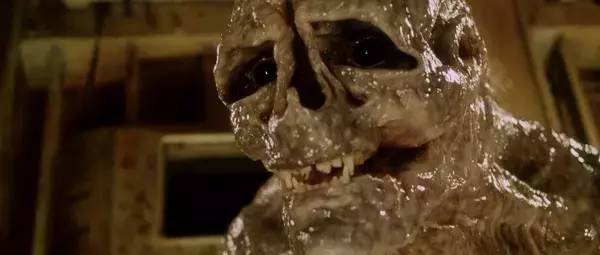 异形倒在地上的场景