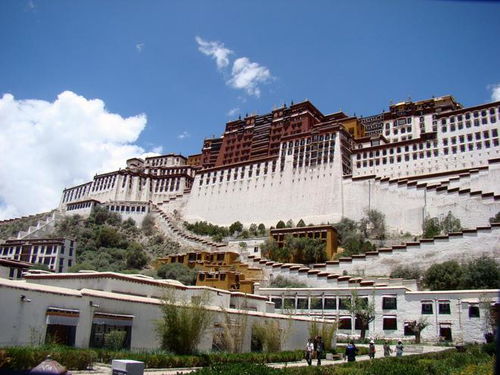 布达拉宫广场升国旗奏国歌：庄严肃穆的爱国情怀