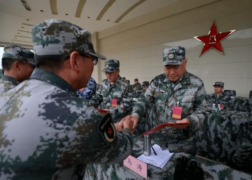 美国军舰逼近委内瑞拉，马杜罗强硬部署民兵应对