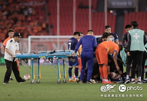 比赛中激烈交锋场景