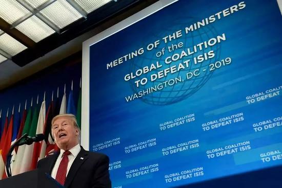 特朗普民调创新低，内外交困危机重重