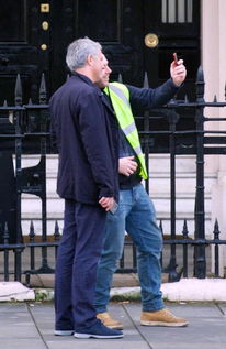 日本年轻人在街头面露愁容