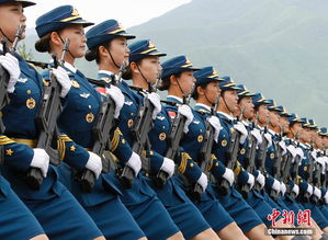 阅兵现场军士长所在的方队正整齐通过检阅台