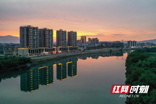 绚丽的晚霞映照大地