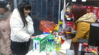 民众纷纷购买纯净水的画面