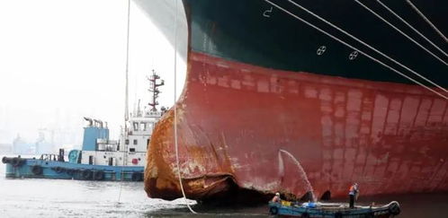 受损船只维修场景