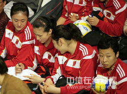 球迷们认真准备参加活动资料的画面