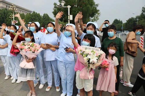 人们缅怀费文典的场面