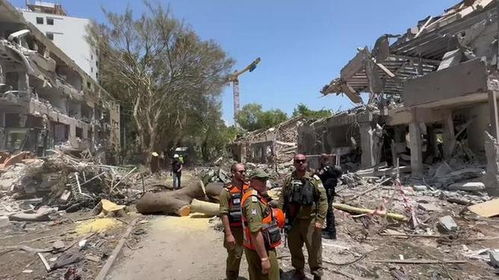 人们在废墟重建家园