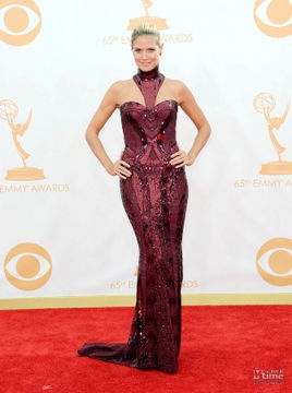 身穿华丽礼服的女明星在红毯上优雅行走