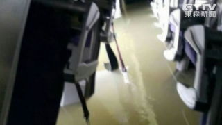 拥挤的机舱内部