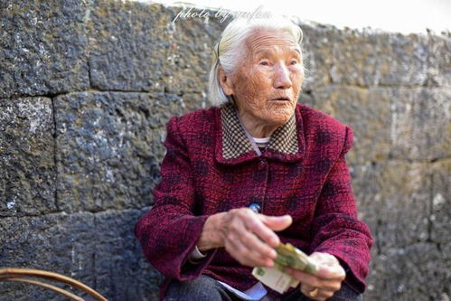 老奶奶笑容满面