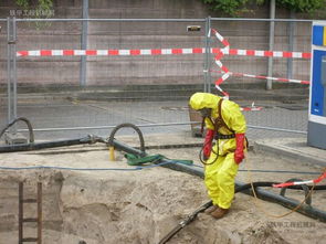 工人正在紧张抢修管道的画面