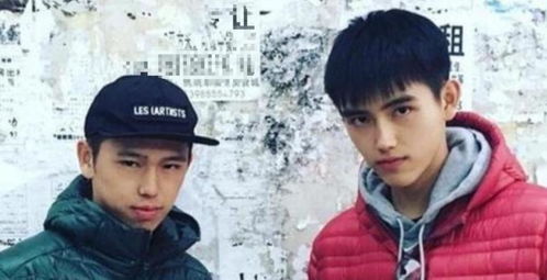 邓超热巴开心合照