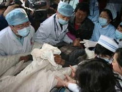 医护人员救治伤员场景