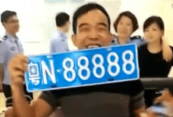 男子因看利剑玫瑰买彩票竟豪取30万大奖！