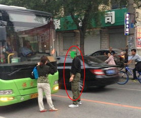 奶奶路边拦车只为托人给孙子送东西，背后故事太感人！