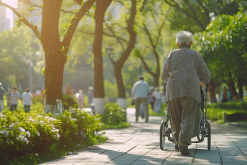 两位老人相互陪伴的画面