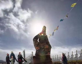 西藏蓝天下虔诚的信徒