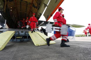 救援队员紧抓支撑物