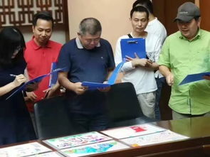 评委正在认真评审作品