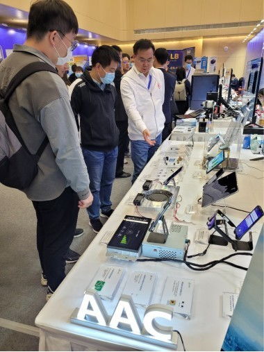 瑞声科技研发人员专注工作的画面