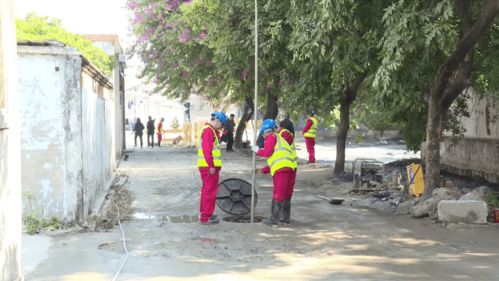 救援现场工作人员忙碌景象