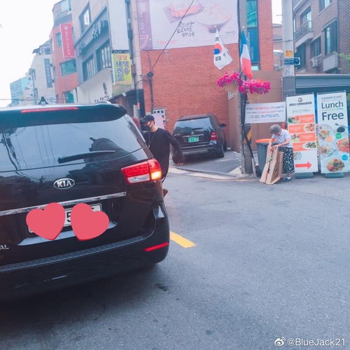 热心市民帮扶奶奶