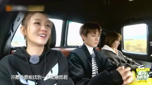 朋友间欢笑场景