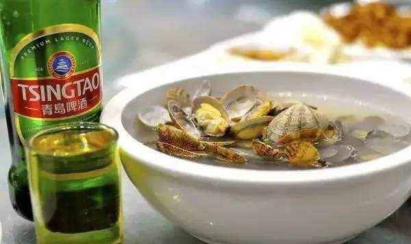 人们在青岛喝酒吃蛤蜊