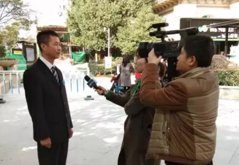 景区负责人正在接受媒体采访