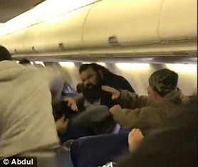 两名乘客在机舱内激烈争吵